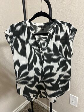 Banana Republic Black & White Abstract Cap Sleeve V-Neck Blouse